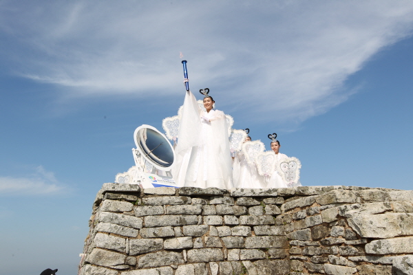 "너희들의 과거가 유사한 것은 <월계> 의 풍토였다"